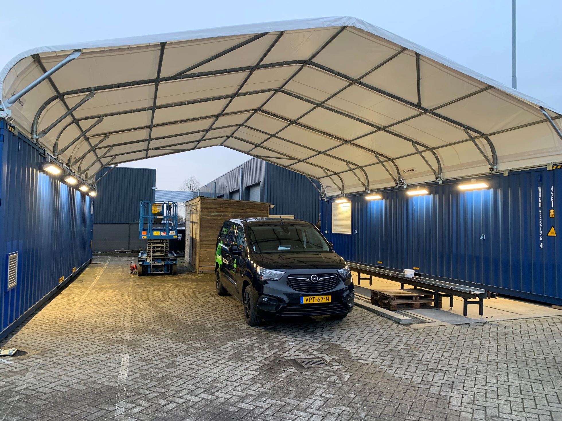 LED high bay industriële verlichting gemonteerd onder overkapping bij industrieel bedrijf