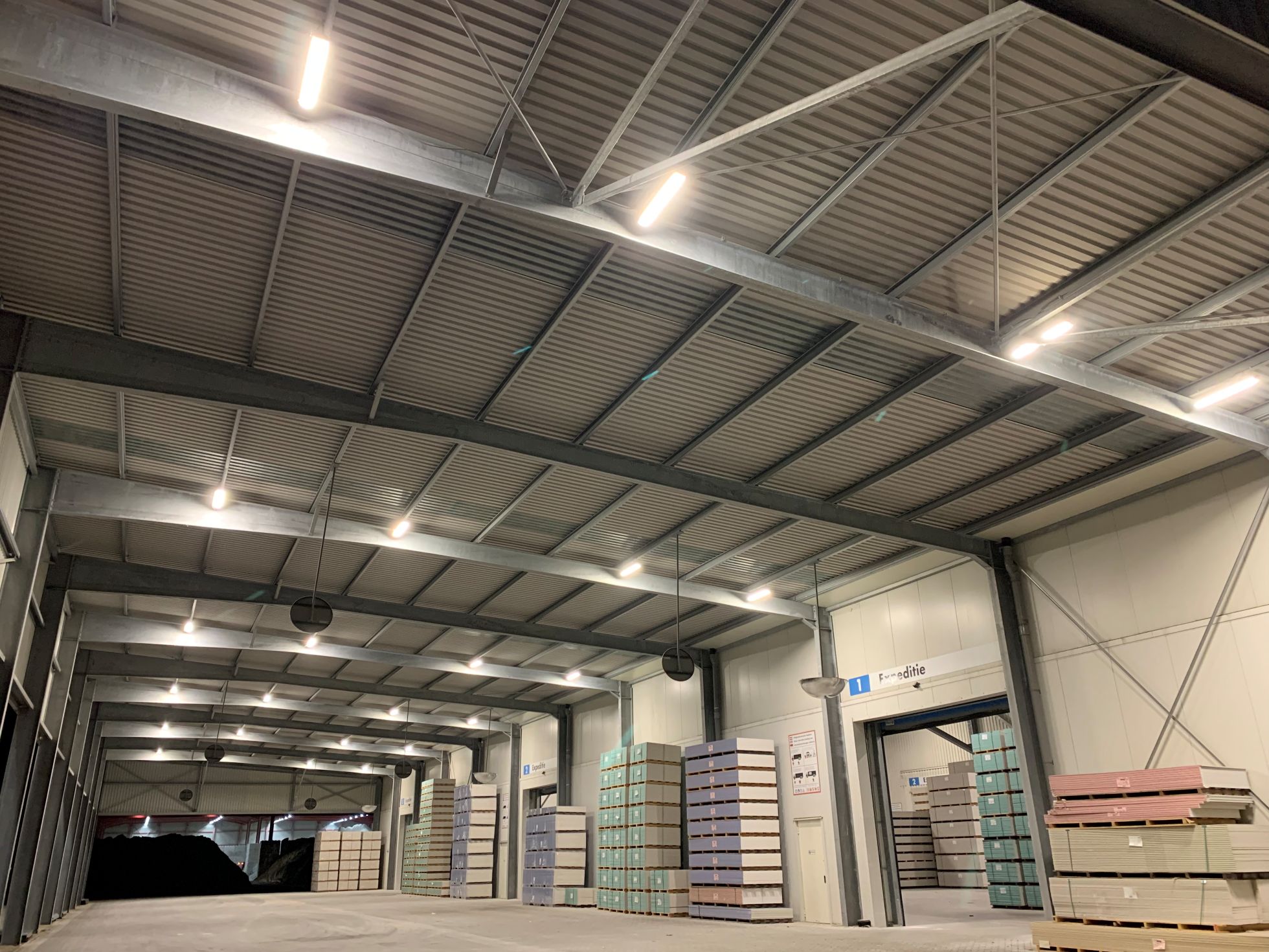 LED high bay verlichting gemonteerd in hoge hal voor gelijkmatige industriële verlichting