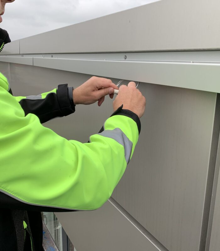 Installatie van de led verlichting aan de gevel van het bedrijfspand