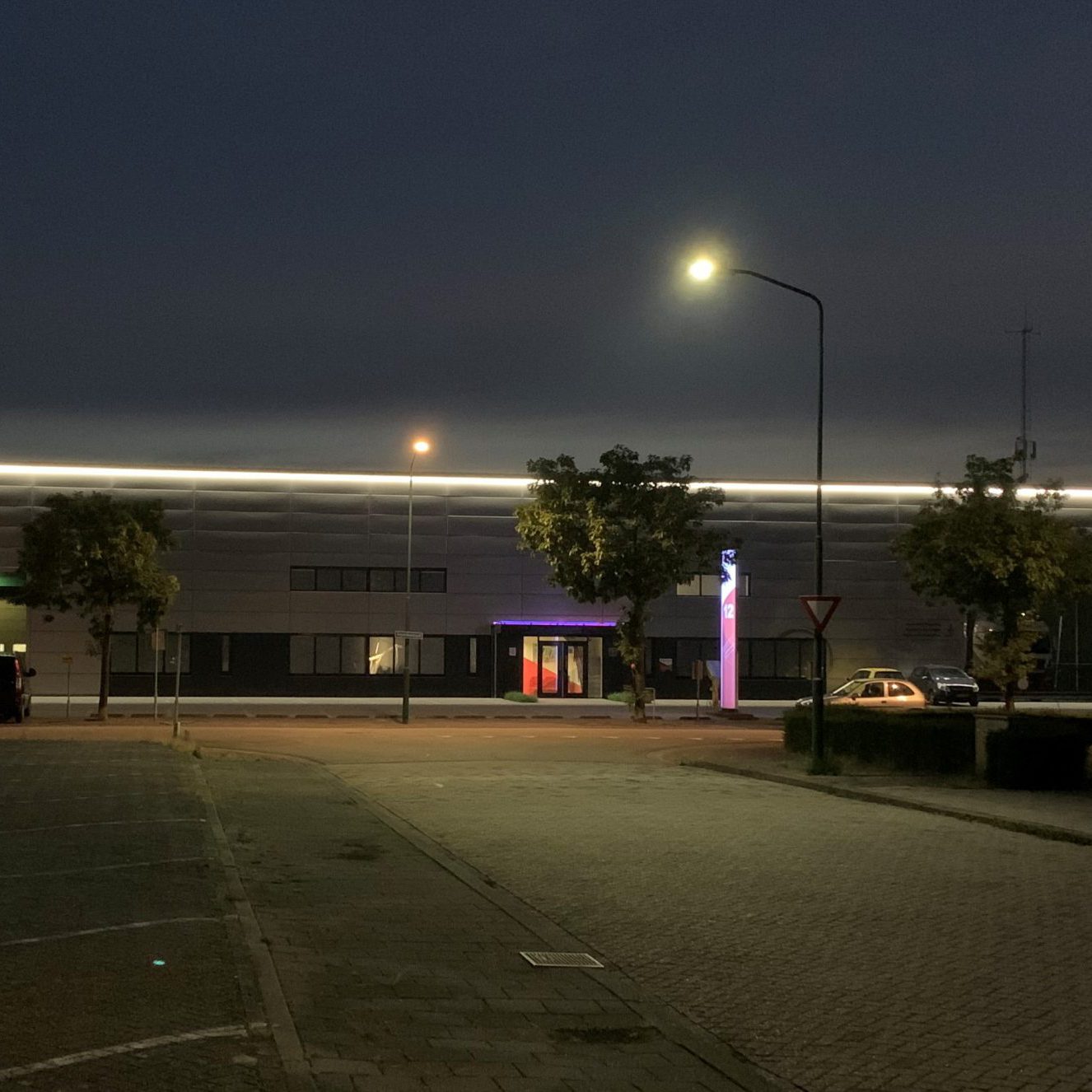 Originele led verlichting aan de gevel van het bedrijfspand