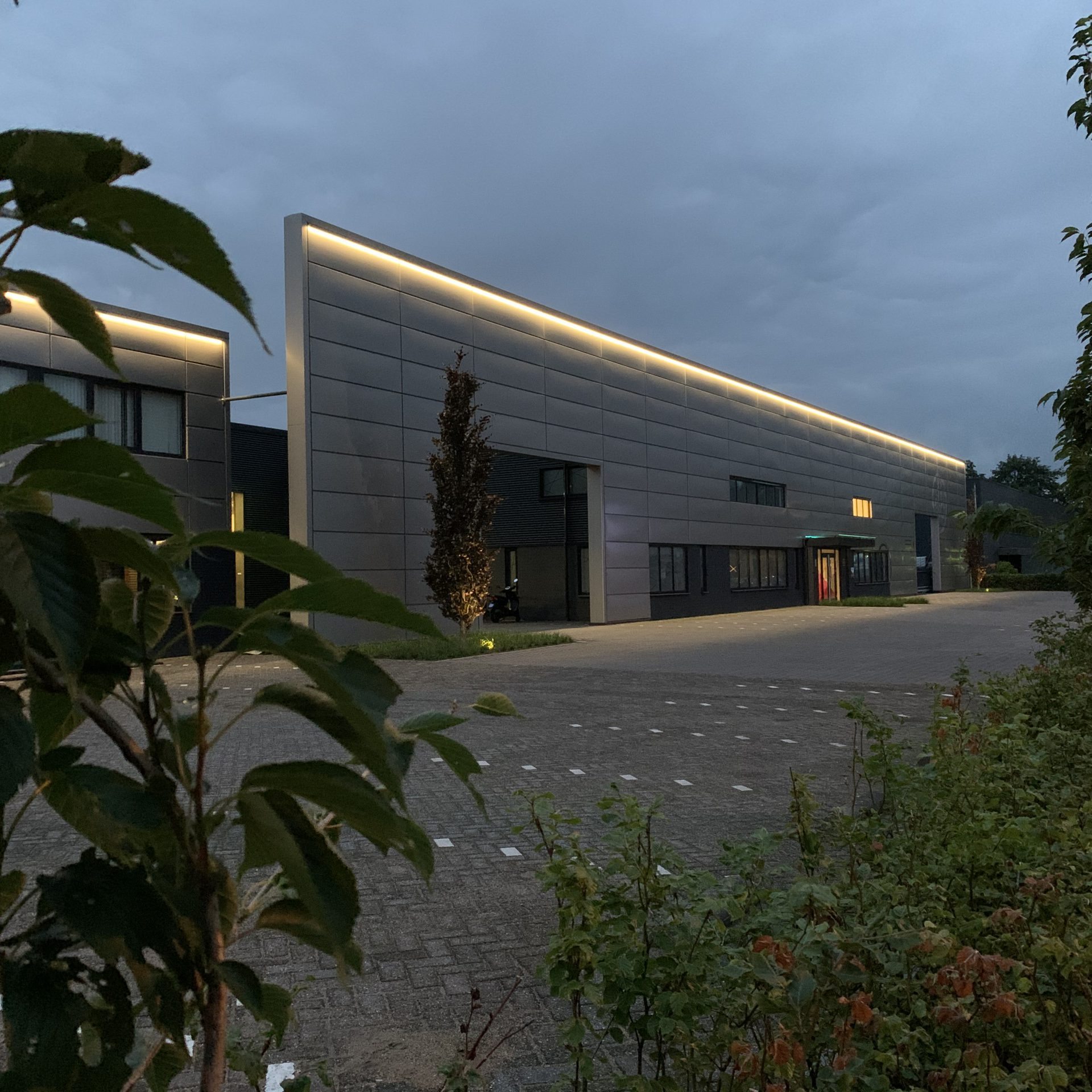 Led gevelverlichting onzichtbaar weggewerkt waardoor de armaturen overdag niet zichtbaar zijn