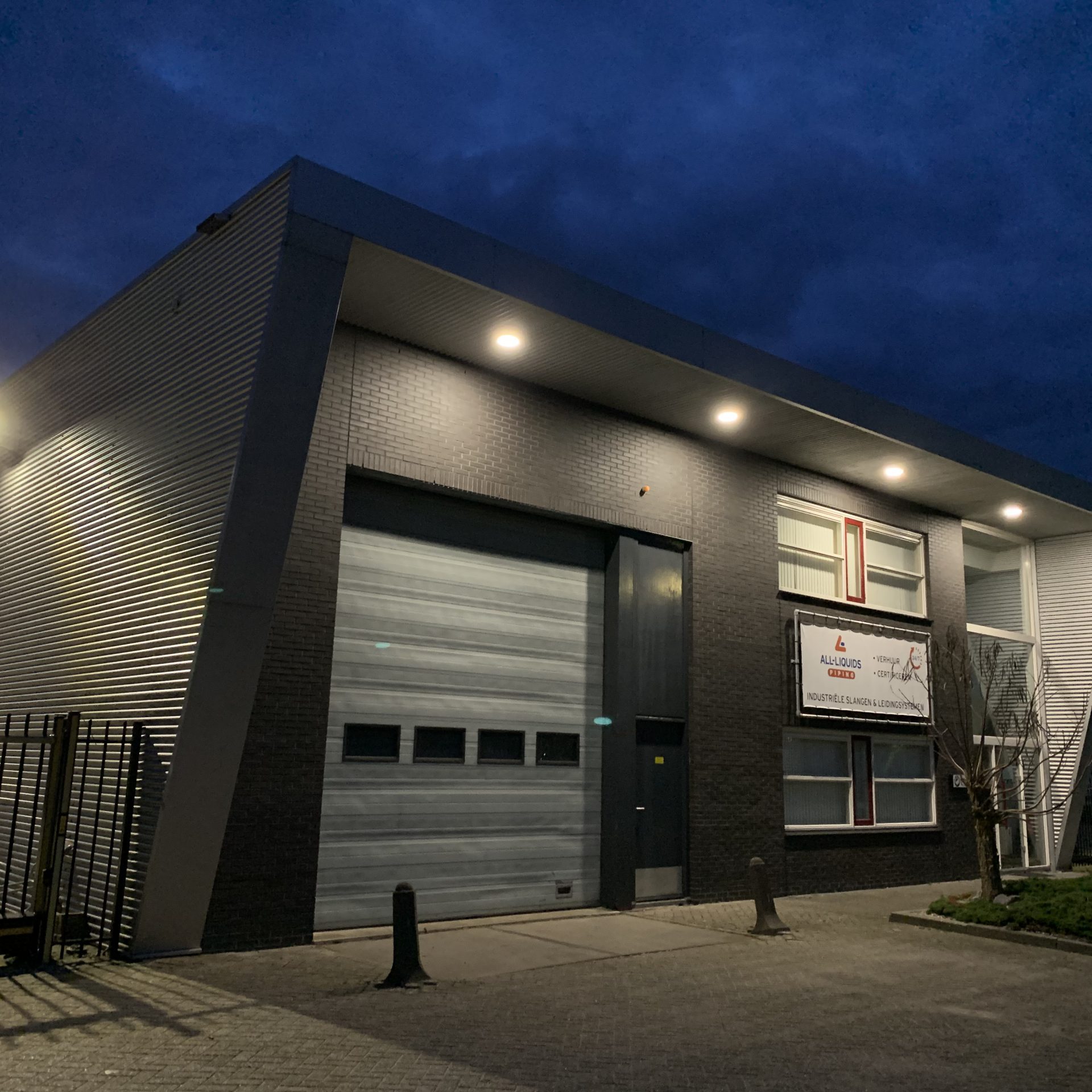 Aanzicht bedrijfspand met led verlichting