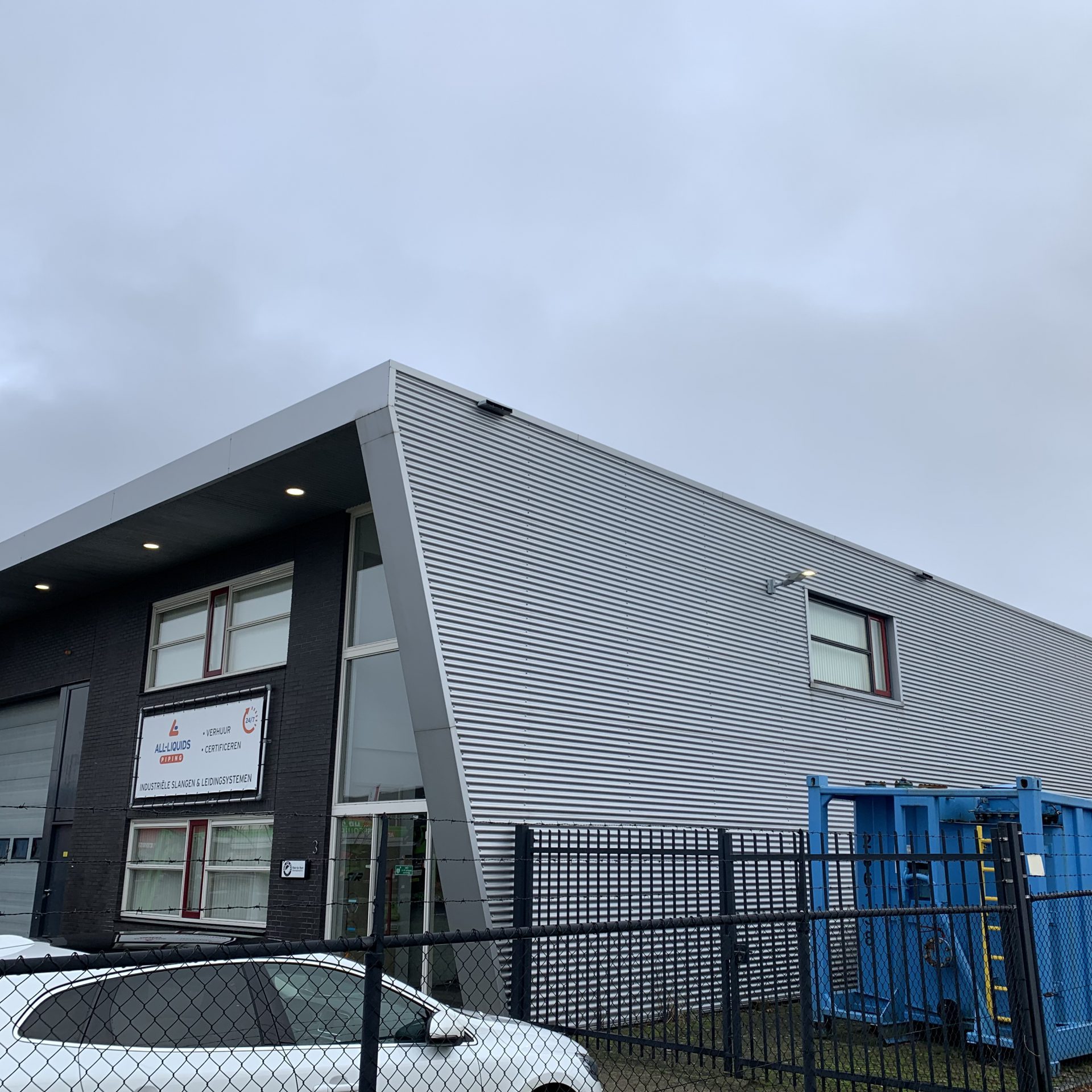 Bedrijfspand rondom voorzien van led verlichting