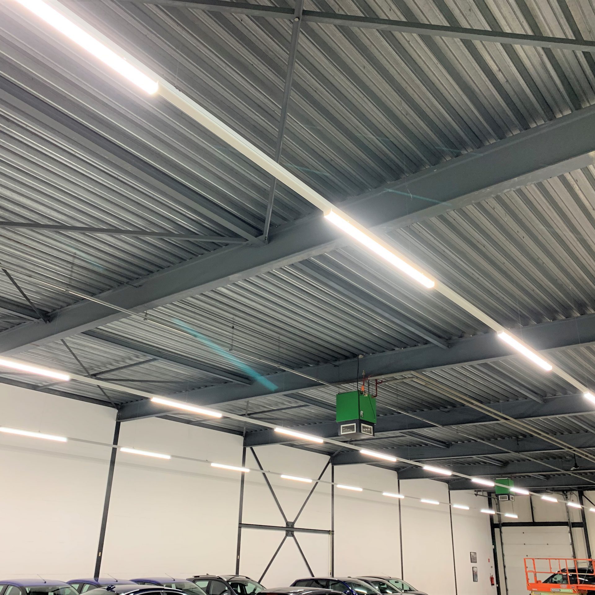 Garage verlichting met lichtlijnen