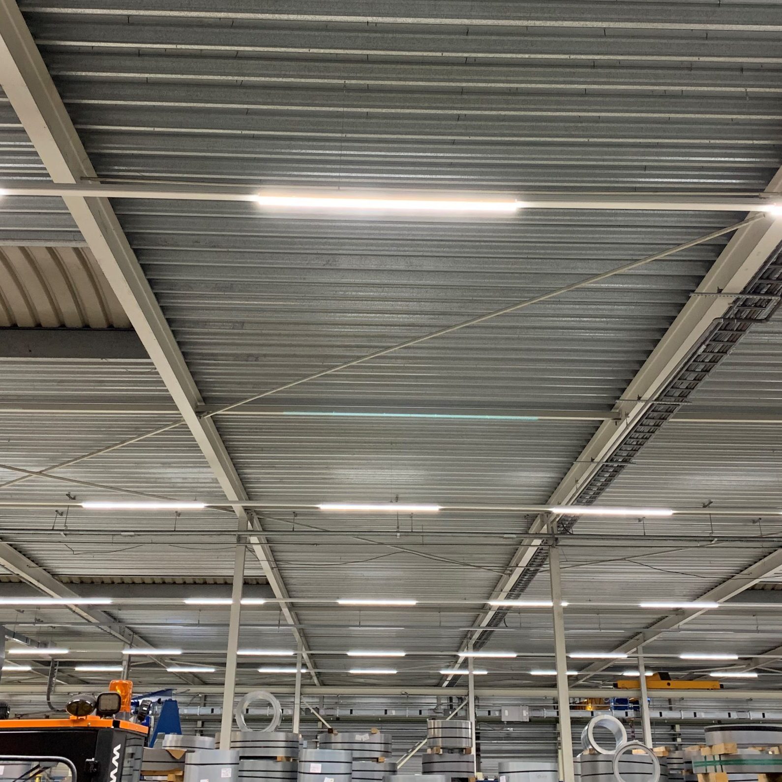 Industriële led lichtlijnen in de opslaghal