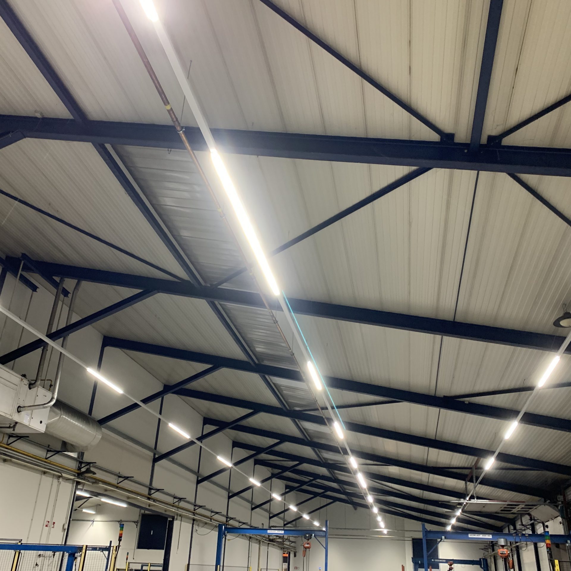 Industriële led lichtlijnen in een productiehal