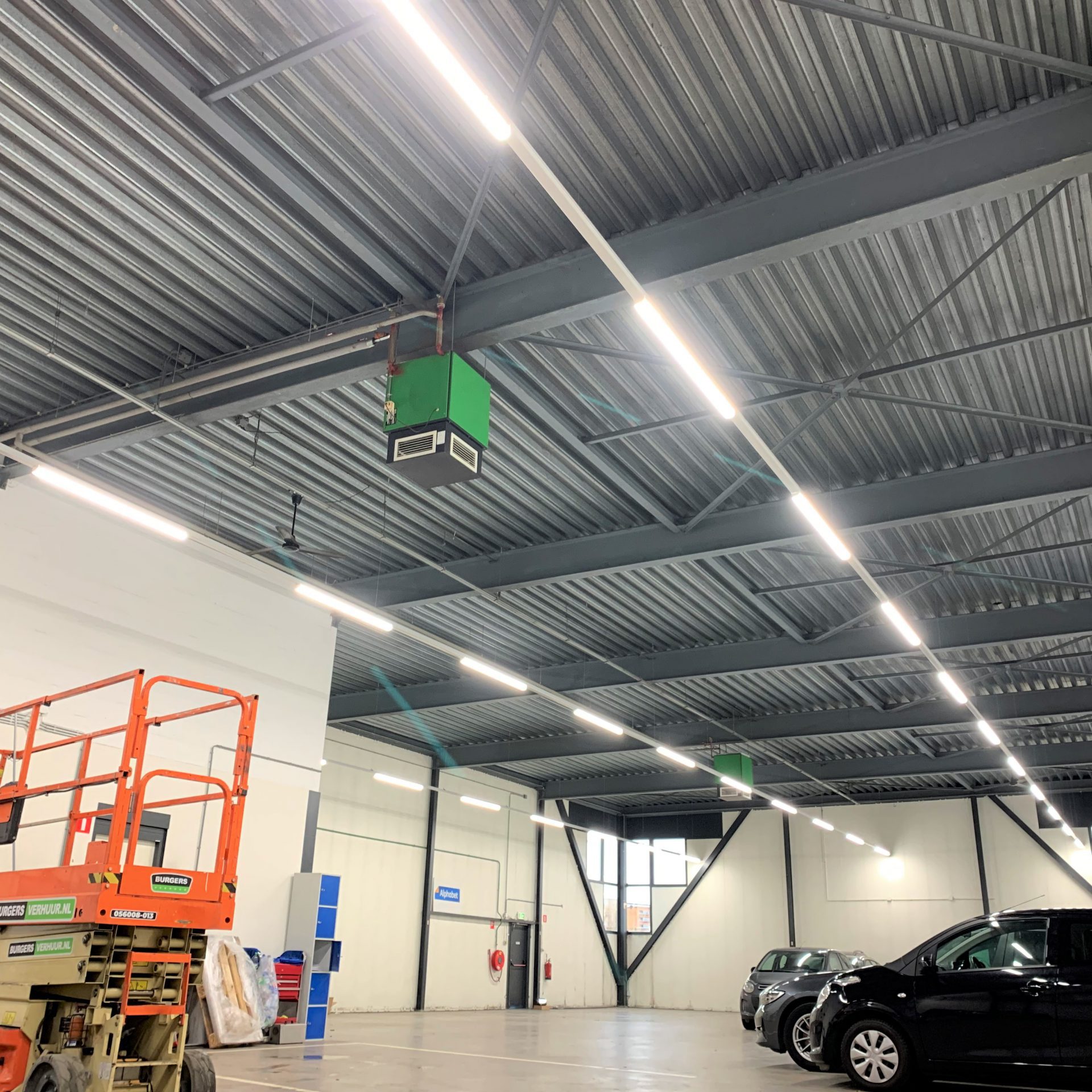 Installatie led verlichting autogarage