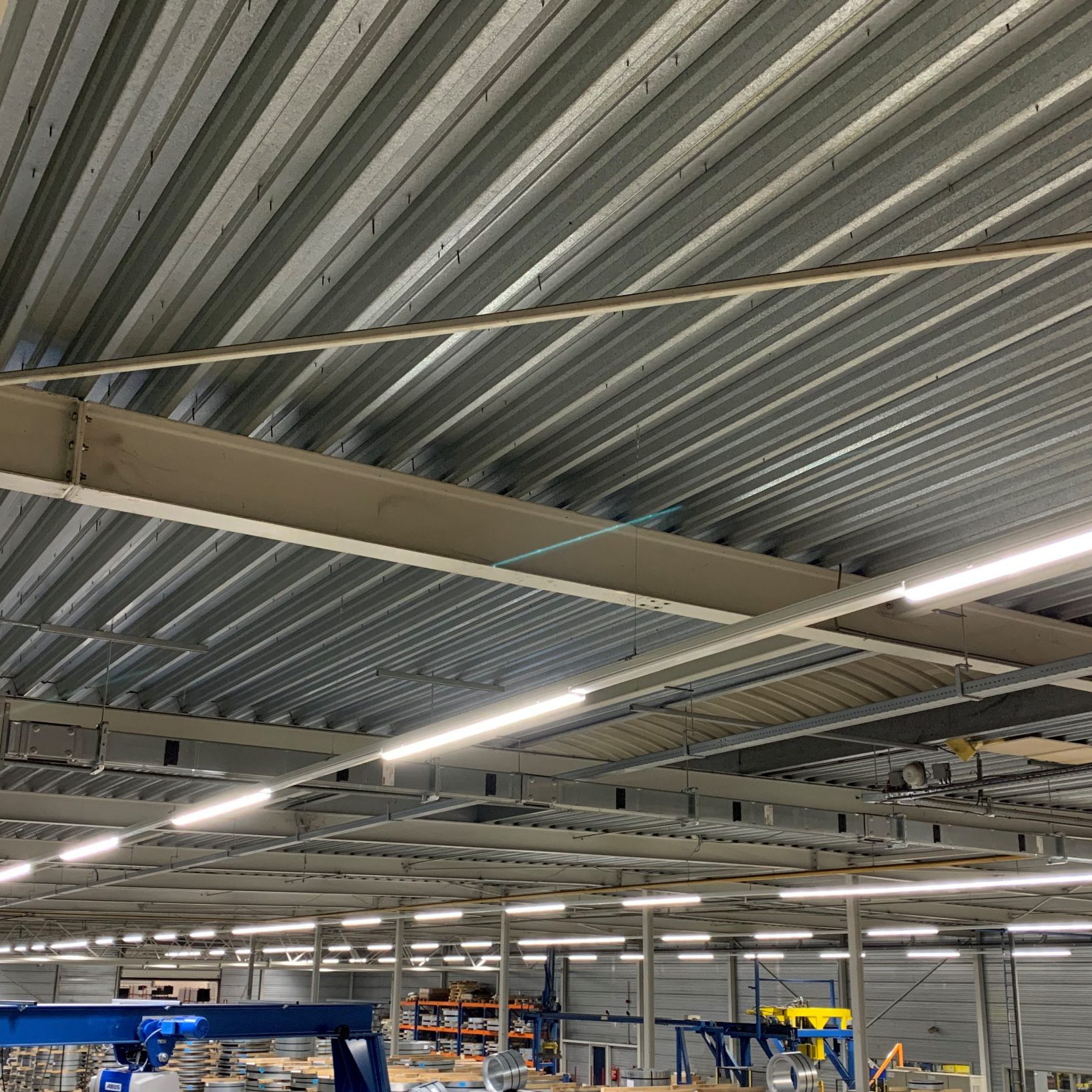 Led lichtlijnen in de opslaghal