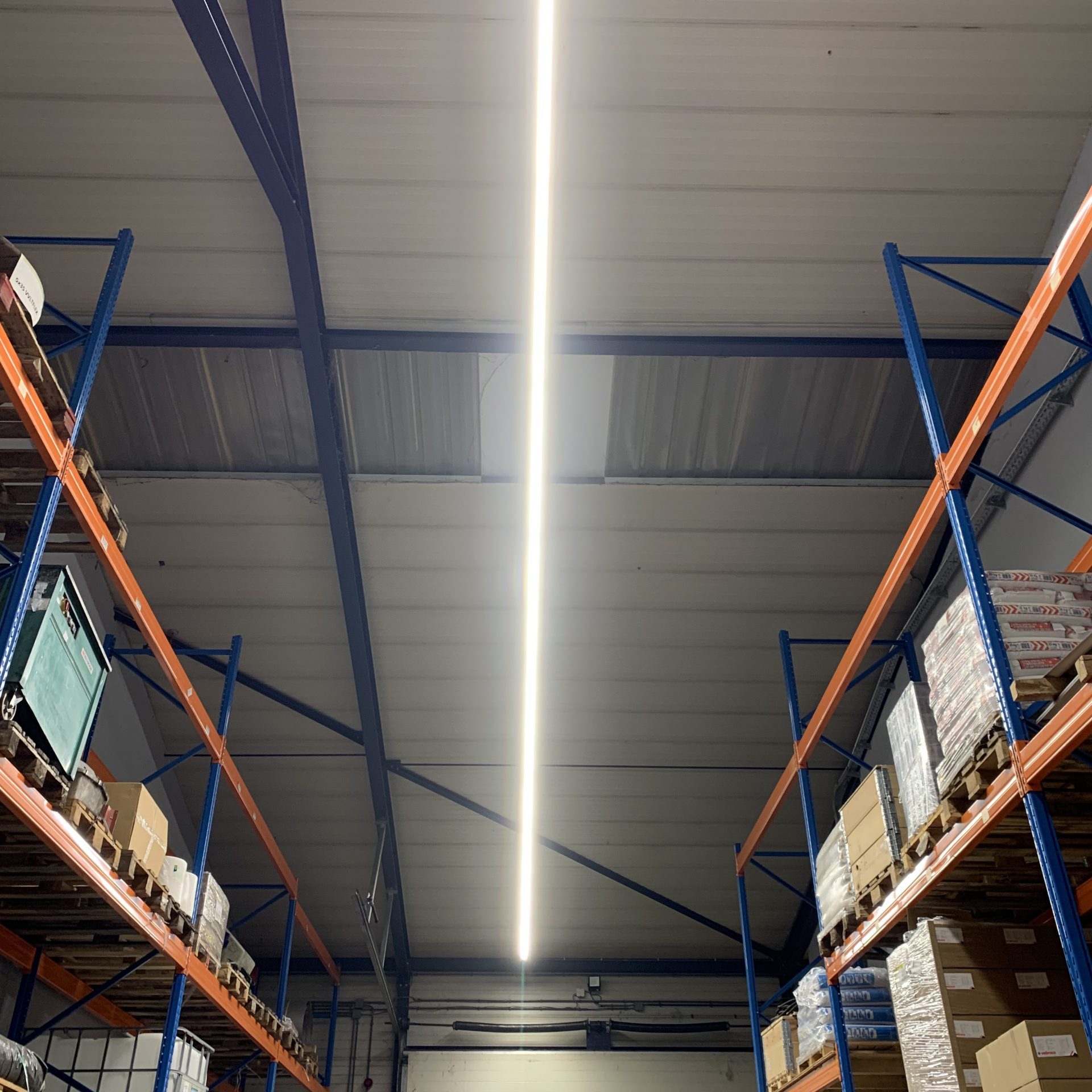 Magazijn met led lichtlijn