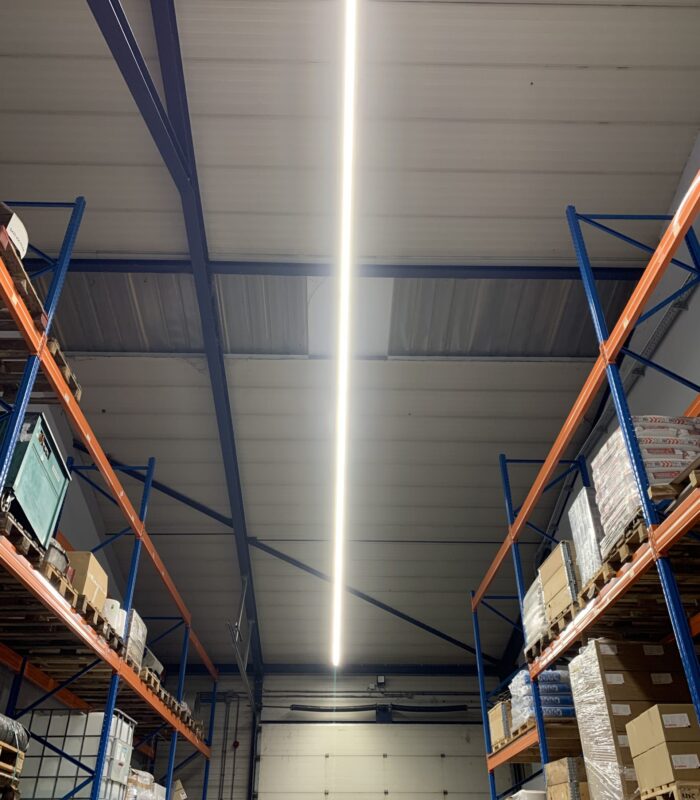 Magazijn met led lichtlijn Magazijn met led lichtlijn