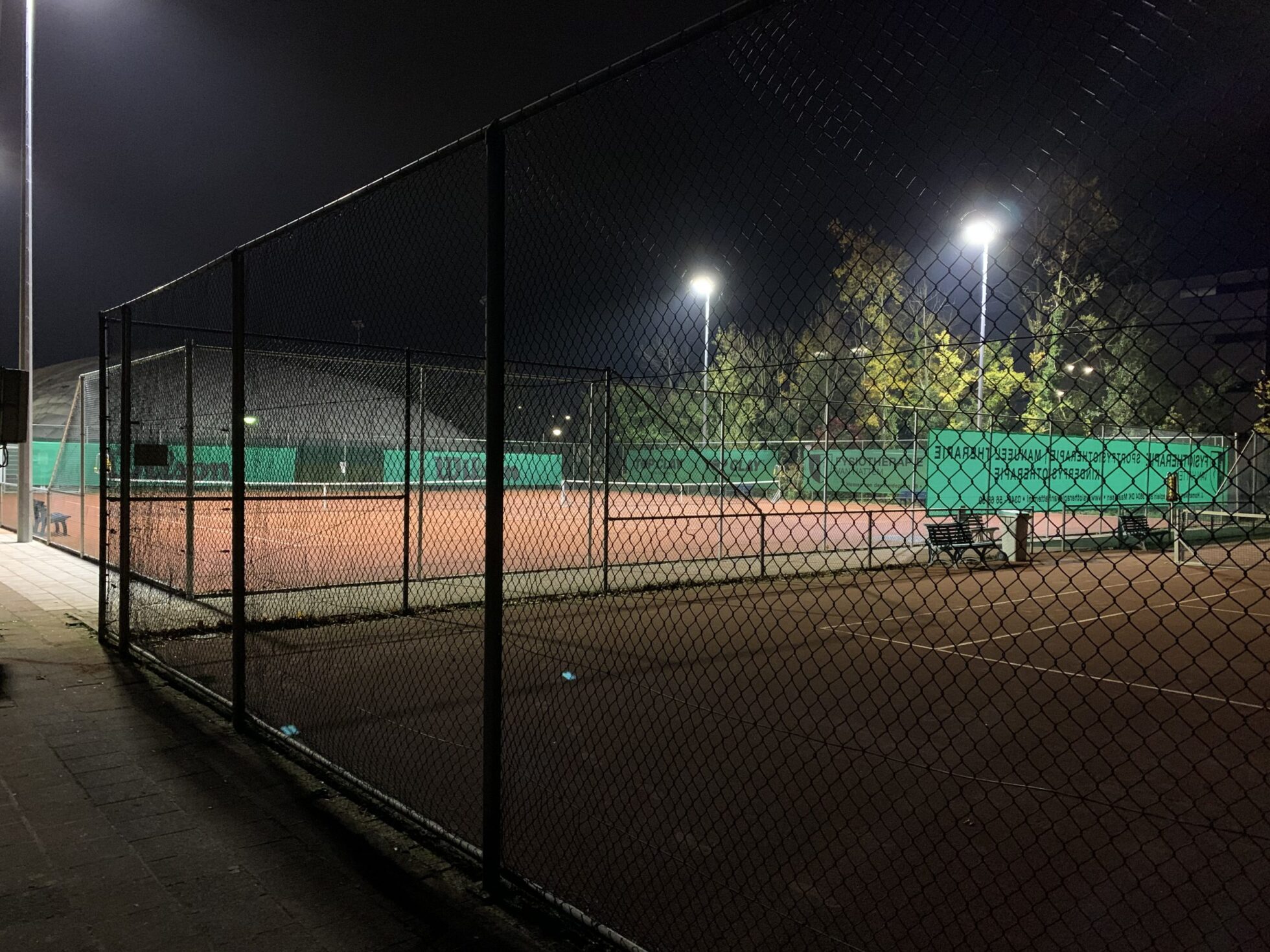 Sportveldverlichting zonder lichthinder bij de omgeving