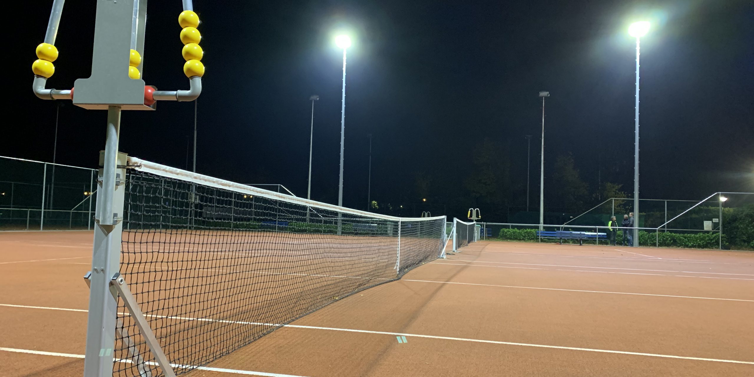 Tennisbaan verlicht volgens de norm