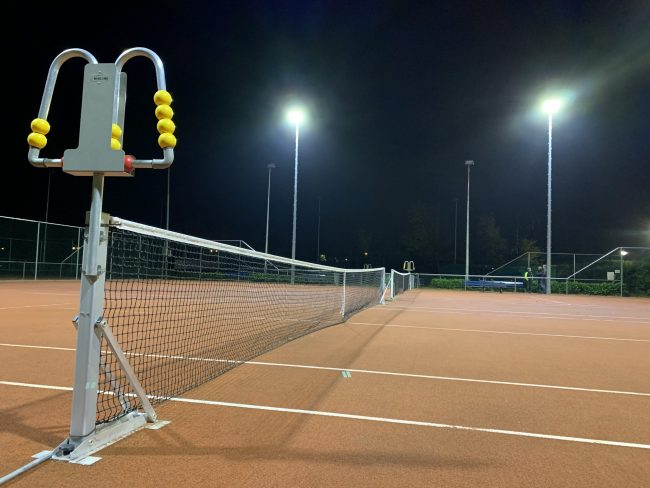 Tennisbaan verlicht volgens de norm