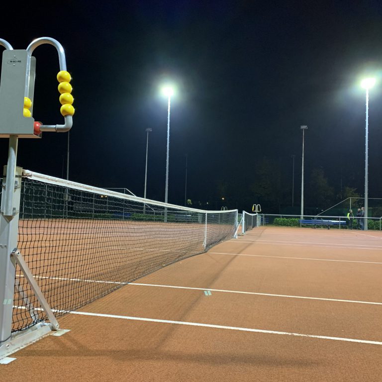 Tennisbaan verlicht volgens de norm
