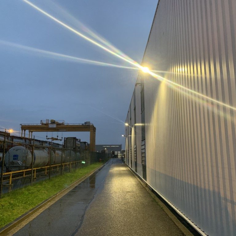 Led straatverlichting op sensor voor bedrijfsterreinen