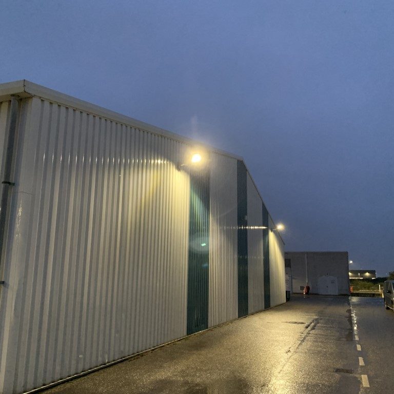 Omgeving verlicht met led verlichting voor terreinen