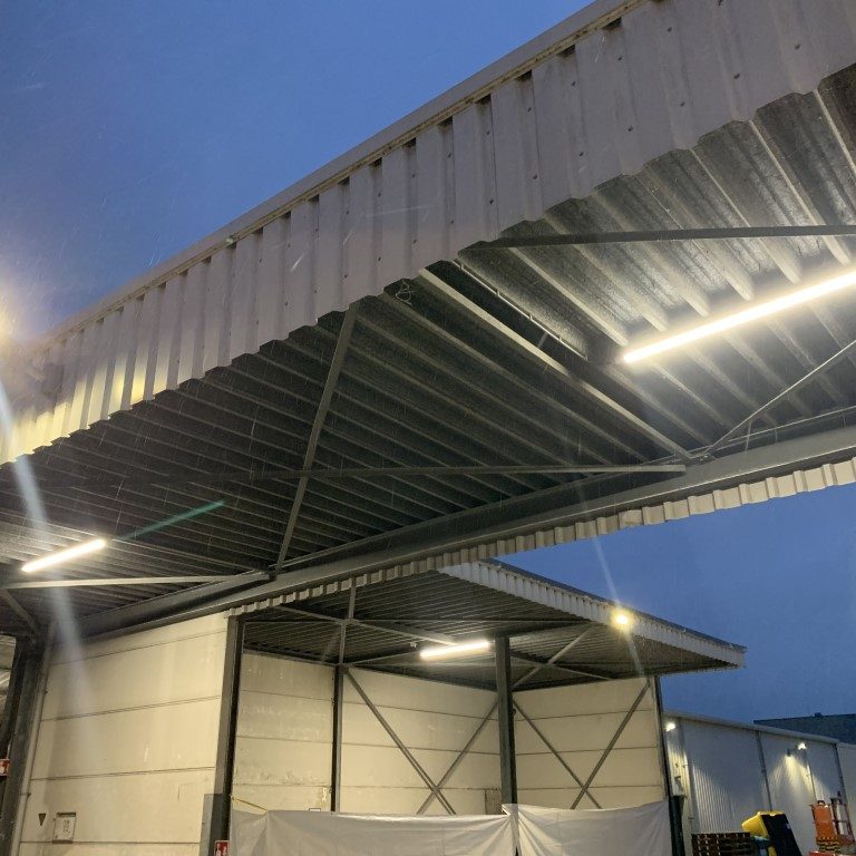 Oude verlichting brug en gevels vervangen door led - led verlichting bedrijfscomplex Moerdijk