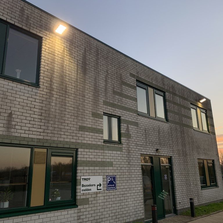 Tetra-XS led terreinverlichting aan gevel - led verlichting bedrijfscomplex Moerdijk