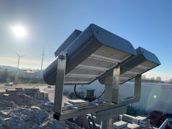 TETRA-XS LED schijnwerper gemonteerd op lichtmast in havengebied – IP67 industriële verlichting