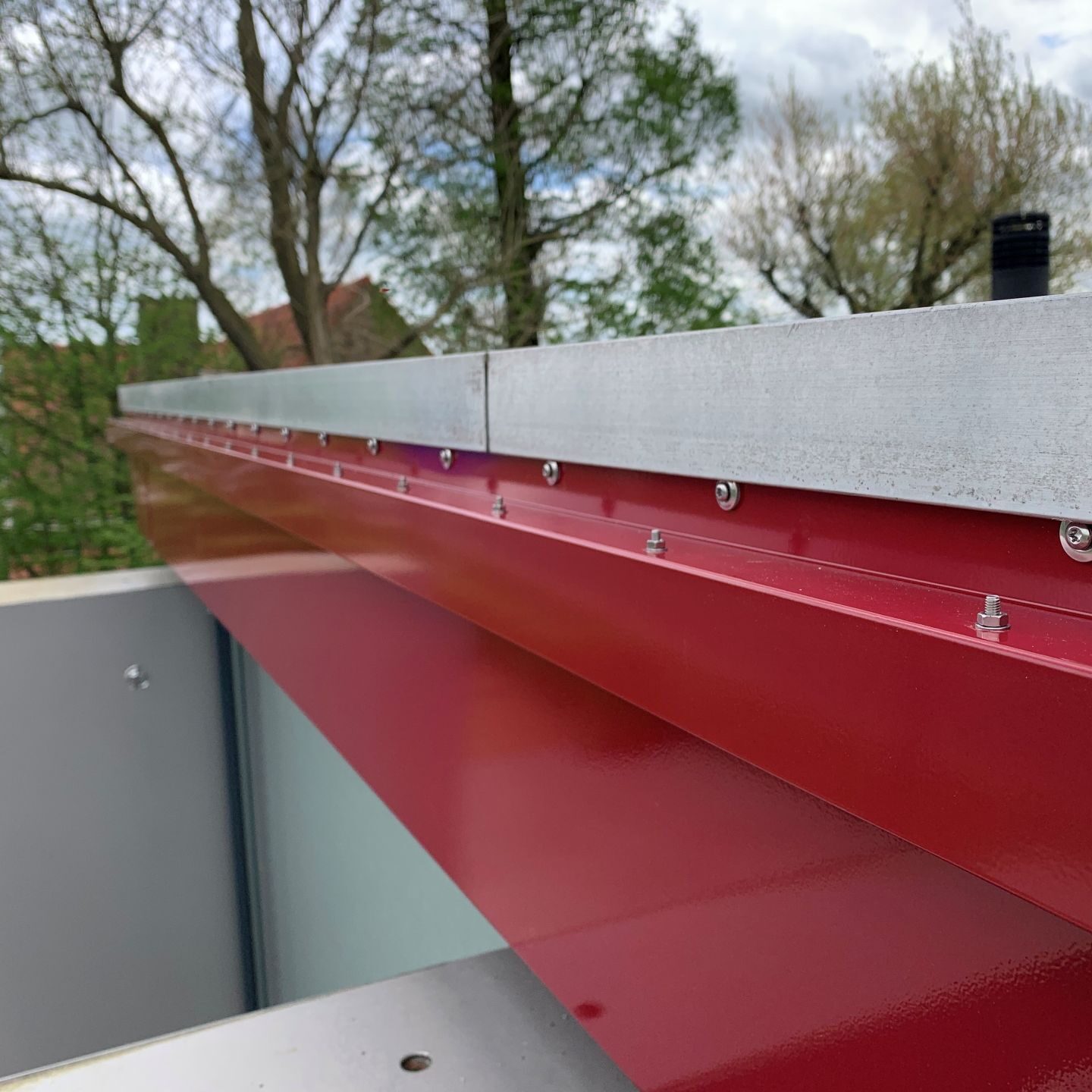 Strak gemonteerde LED gevelverlichting met op maat gemaakte gevelreclame